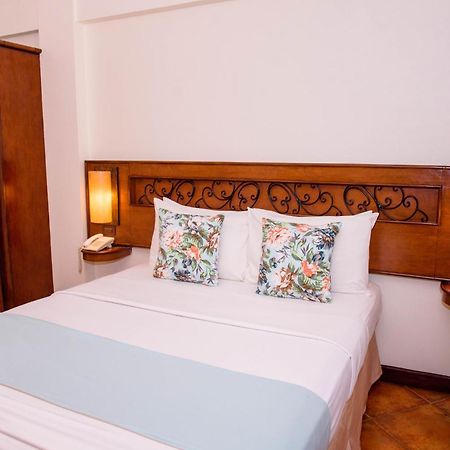 Montebello Villa Hotel Себу Экстерьер фото
