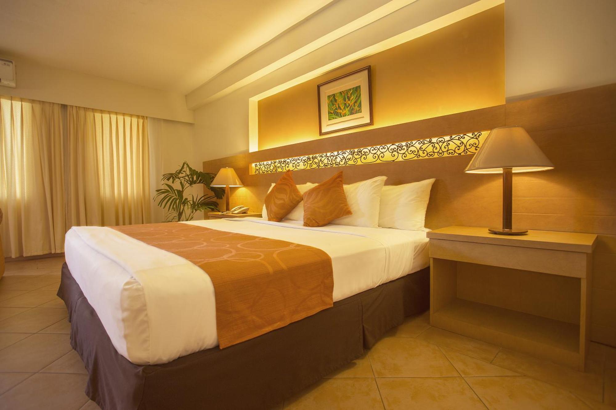 Montebello Villa Hotel Себу Экстерьер фото