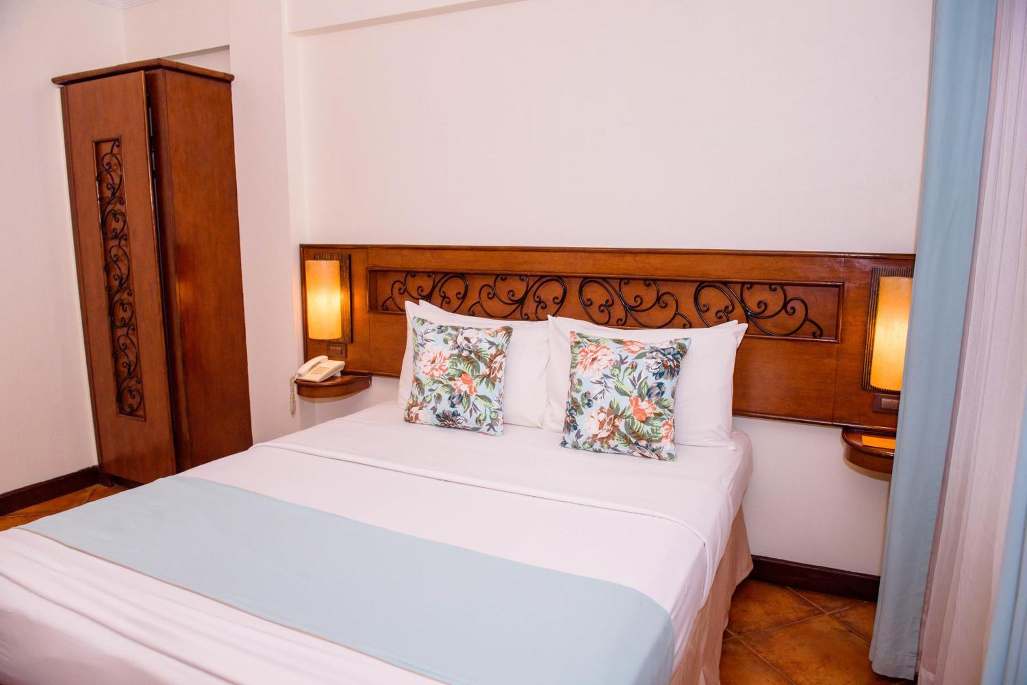 Montebello Villa Hotel Себу Экстерьер фото