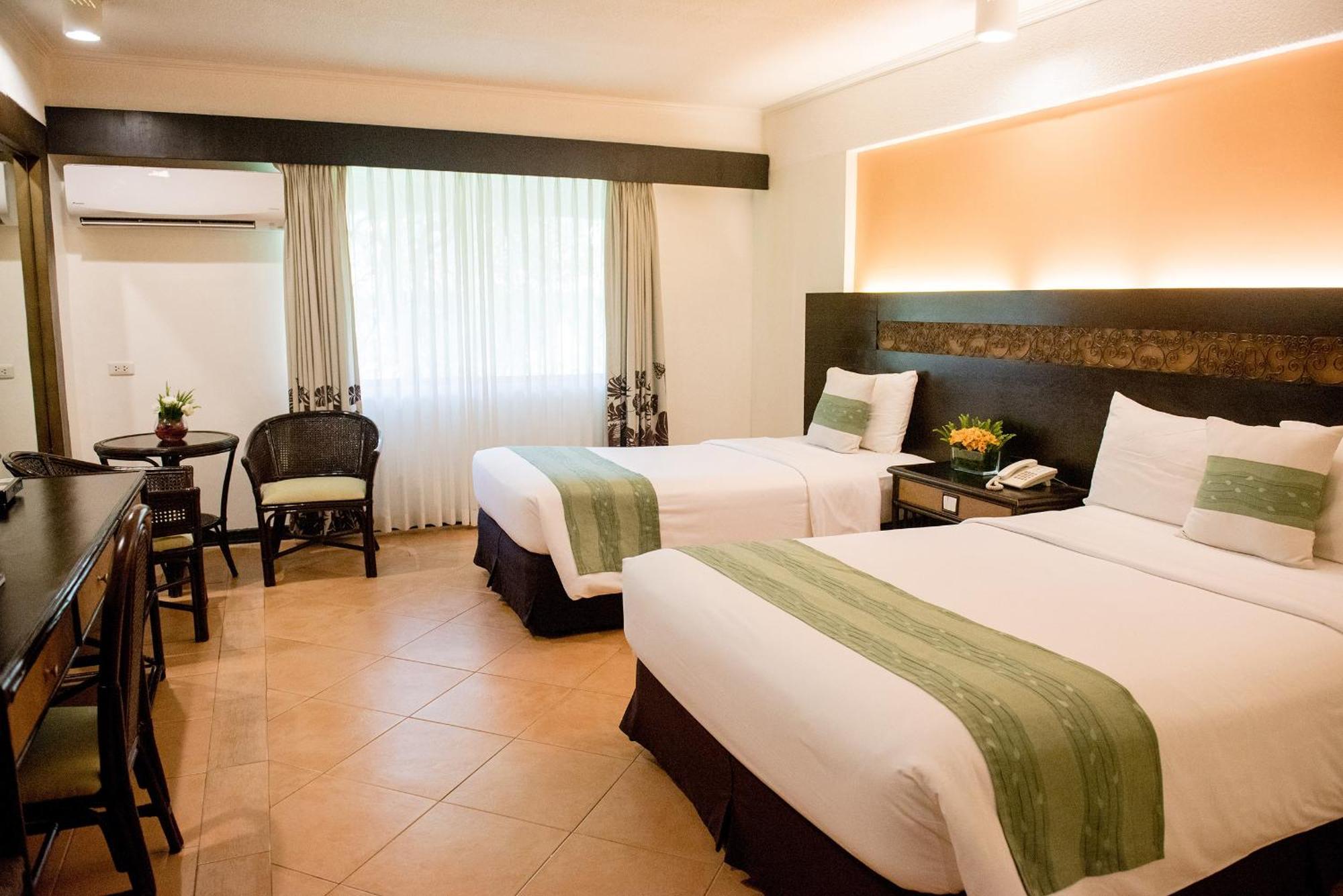 Montebello Villa Hotel Себу Экстерьер фото